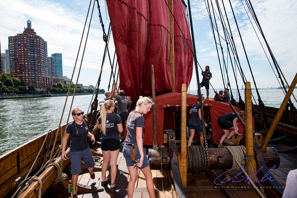 18 NYC - Sailing to East River 2016